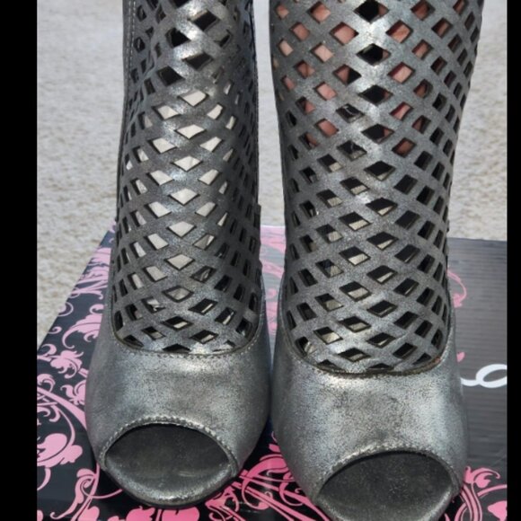 Metallic Peekaboo Heels Size 8 - Picture 3 of 5